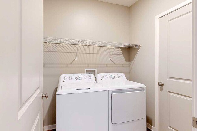 Nuestro apartamento Delaney de un dormitorio cuenta con una sala de lavandería exclusiva con lavadora y secadora de tamaño completo, una al lado de la otra, para máxima comodidad. - The Villas at Falling Waters