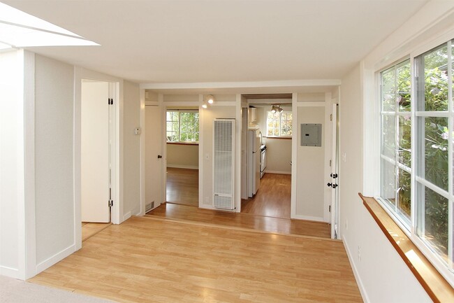 Foto del edificio - 1 br, 1 bath House - 8 Laverne Ave. #B