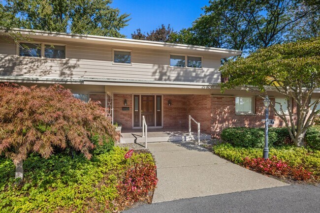Foto del edificio - 4 bed 3.5 bath home in East Grand Rapids