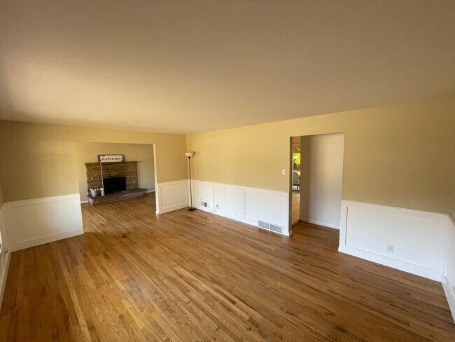 Building Photo - Cozy Holladay Gem – 3 Bed, 2 Bath with Fen...