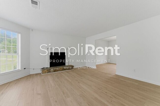 Foto del edificio - Updated Home with Spacious Layout & Private Backyard