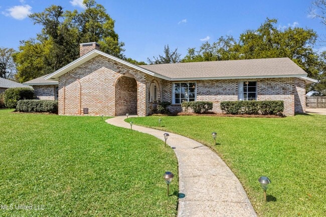 3 BD 2 BA Home in the Bayou View School District of Gulfport includes LAWN CARE - 3 BD 2 BA Home in the Bayou View School District of Gulfport includes LAWN CARE