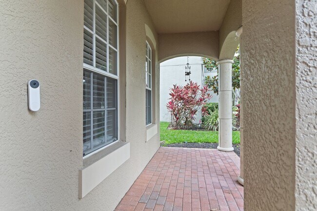 Building Photo - Executive Living Waits!