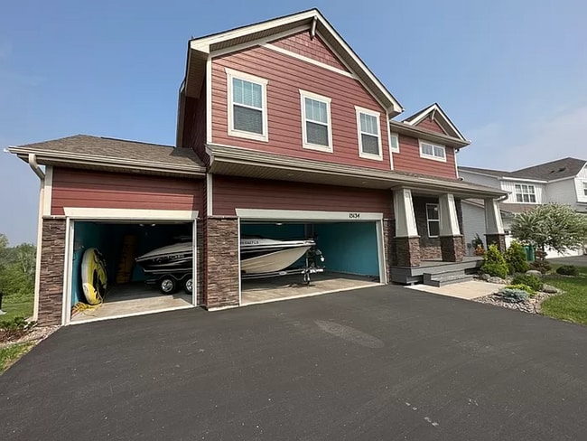 Building Photo - Gorgeous 5 Bedroom, 3.5 Bath Single Family Home w/Sun Deck!