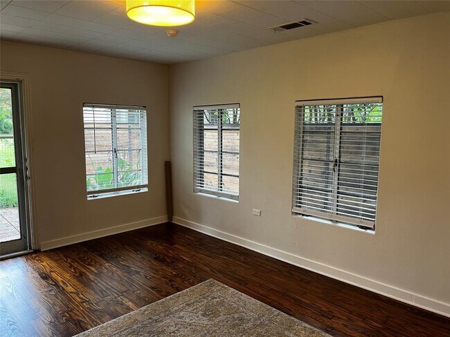 Foto del edificio - 1011 E 9th St