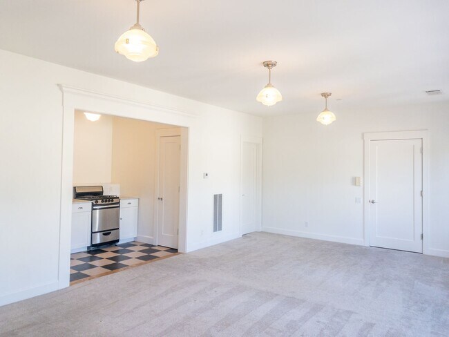 Building Photo - Charming 2BD/1BA Top Floor Apartment! Laun...