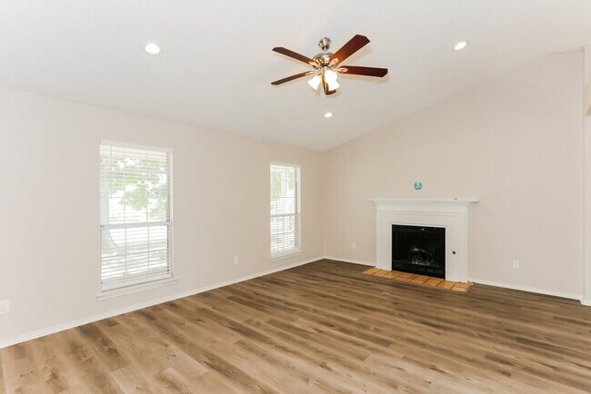 Building Photo - 912 Eagle Dr