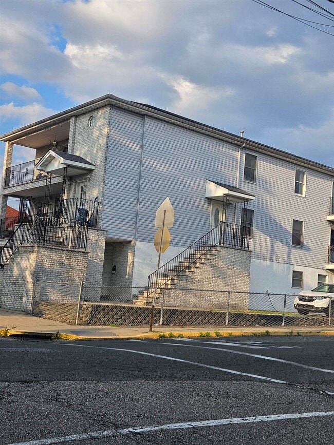 Building Photo - 6400 Smith Ave