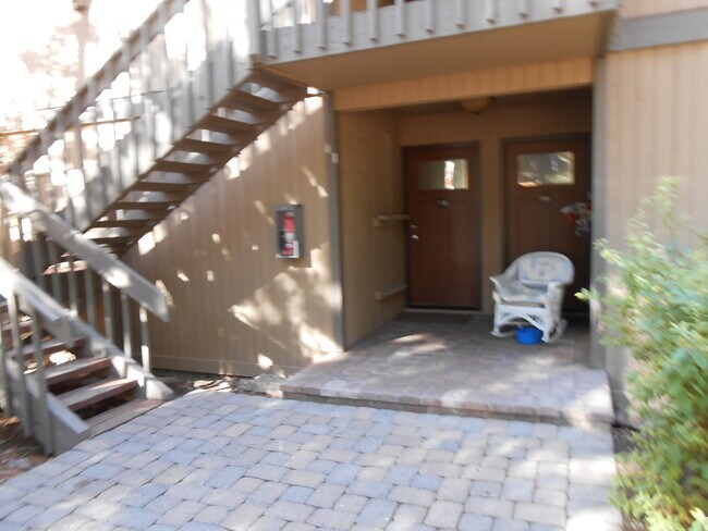 Building Photo - VIDEOTOUR: Furnished Condo On The Ground F...