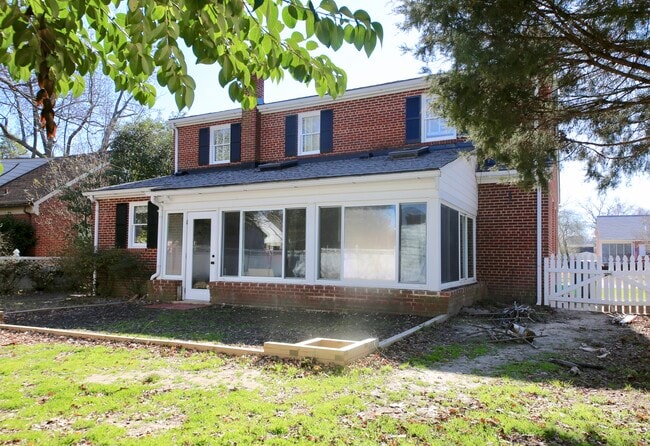 Patio trasero cercado. - 2308 Buckingham Ave