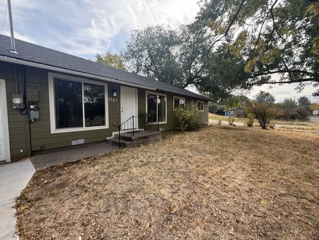 Building Photo - 3 Bedroom 1 Bathroom House