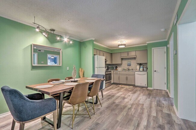 Building Photo - "Charming 2 Bed/2 Bath Condo on Hilton Hea...