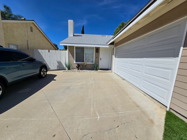 Foto del edificio - Updated - one story home in Moorpark's desirable Peach Hill neighborhood