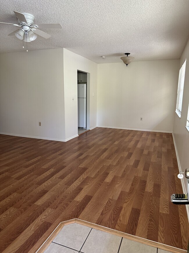 Foto del edificio - 4800 Rilma Ave