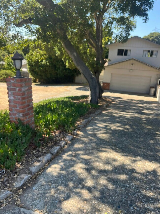 Building Photo - 15405 Oak Hills Dr