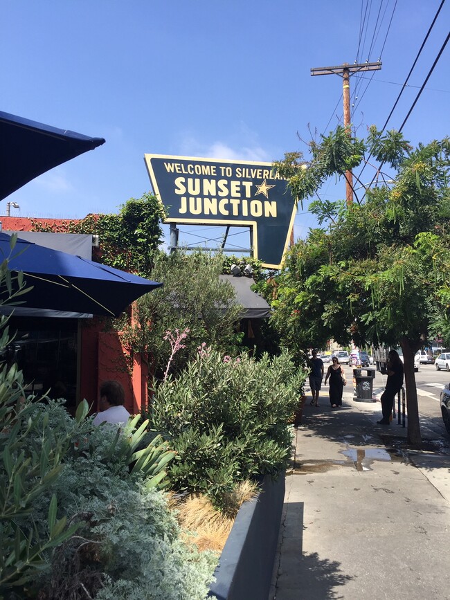 Foto del edificio - 4033 W Sunset Blvd