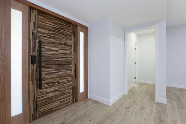 Building Photo - 10559 Woodley Ave