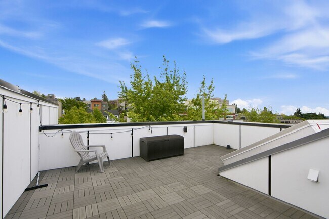 Building Photo - 3B3B cozy townhome