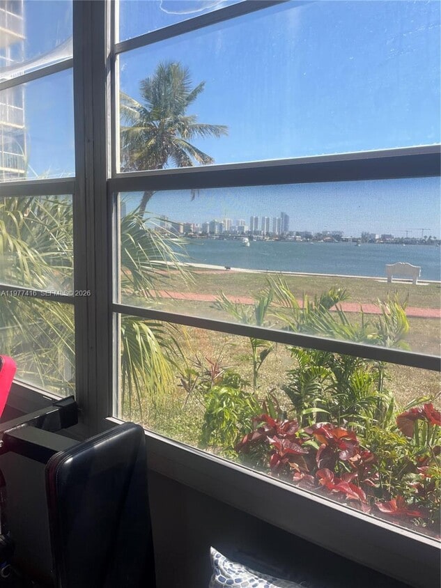 Building Photo - 2910 Point E Dr