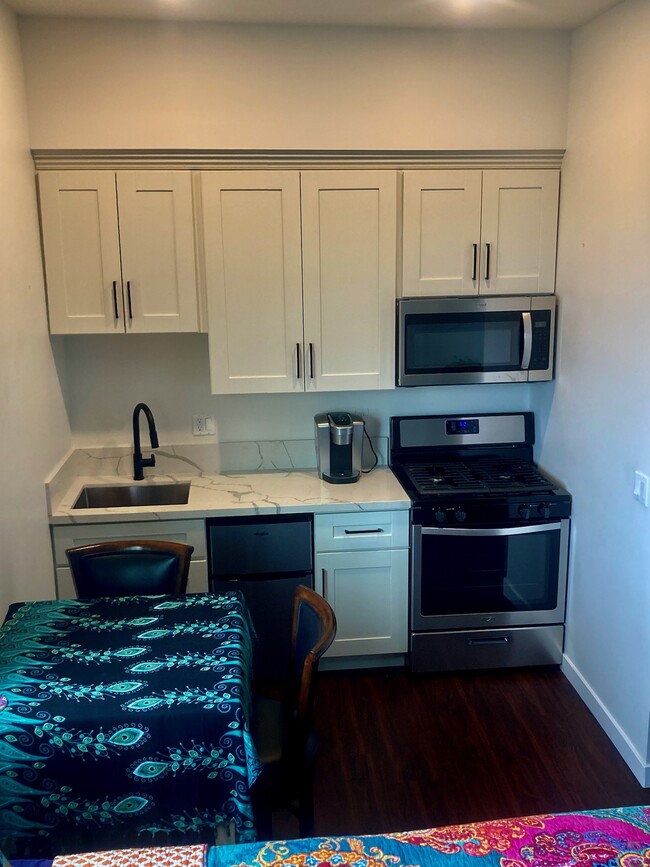 Full kitchen with table/ desk - 2830 Chadwick Cir