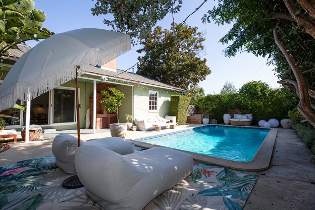 Áreas traseras del patio y la piscina - 17100 Willard St