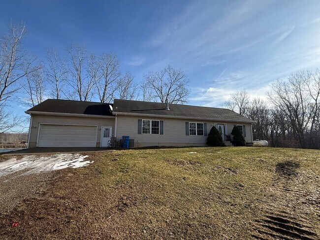 Foto del edificio - Spacious 3-Bedroom Home with Sunroom and Attached 2-Car Garage in Manchester, MI