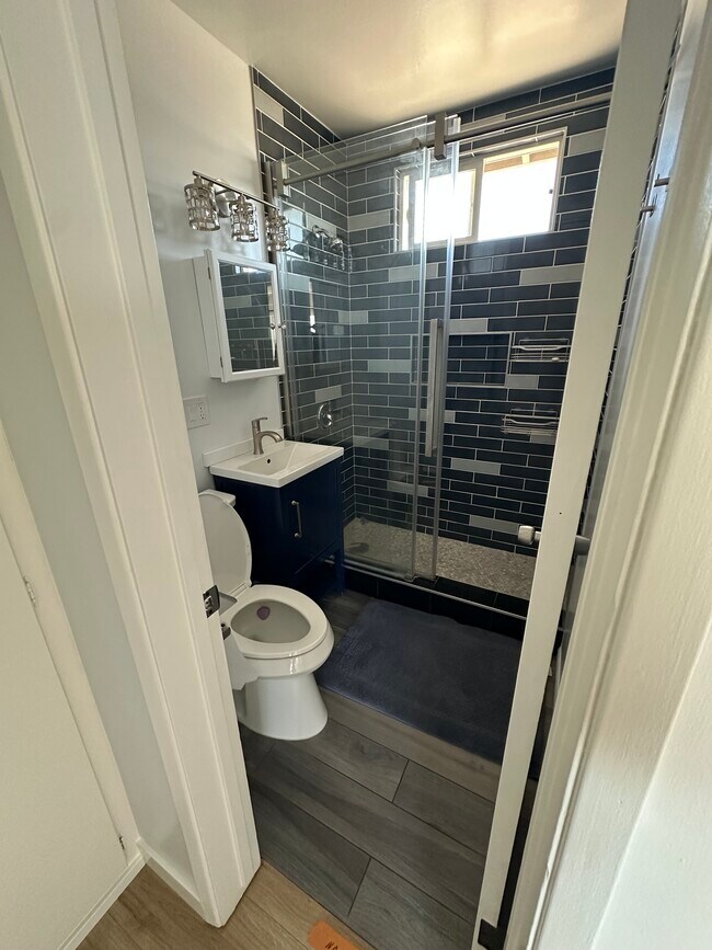 Foto del edificio - 268 1/2 Oakford Dr