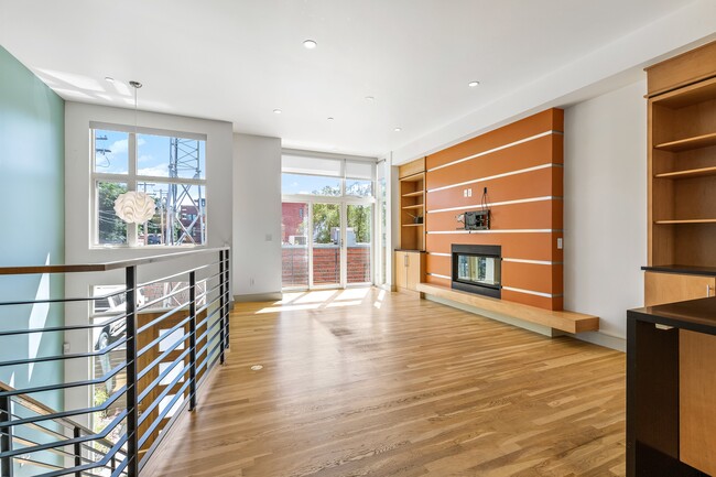 main level living area - 2516 N Washington St