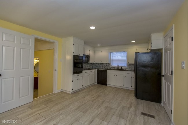 Building Photo - 406 Pine St SW