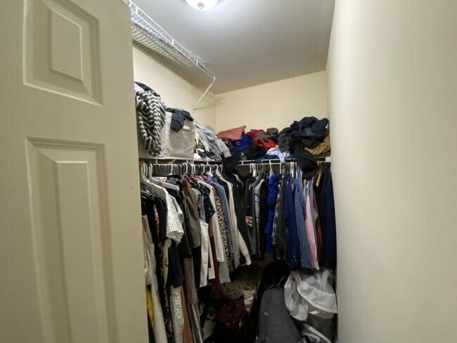 Building Photo - 3 bedroom in Chicago IL 60657