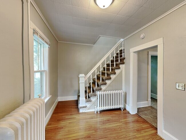 Building Photo - Charming 3 Bedroom, 1 Bathroom House is Minneapolis!