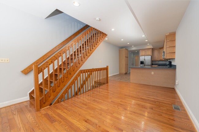 Foto del edificio - 3-Bedroom Home with Finished Basement in P...