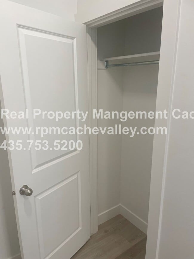 Building Photo - 472 W 40 S