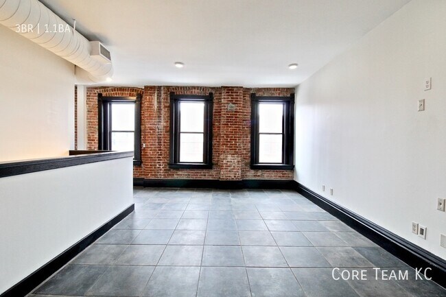 Building Photo - 3 Bed + 1.5 Bath Loft in Westport