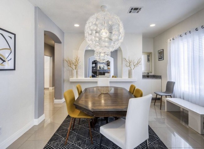 Building Photo - Spacious 5BR home with 3-car garage