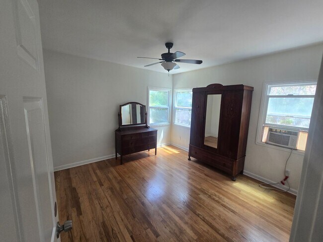 Building Photo - Welcome To The Downtown 2 Bedroom 1 Bath C...