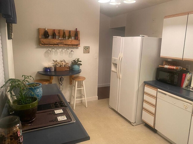 Cocina 3 - 733 Riley Ave