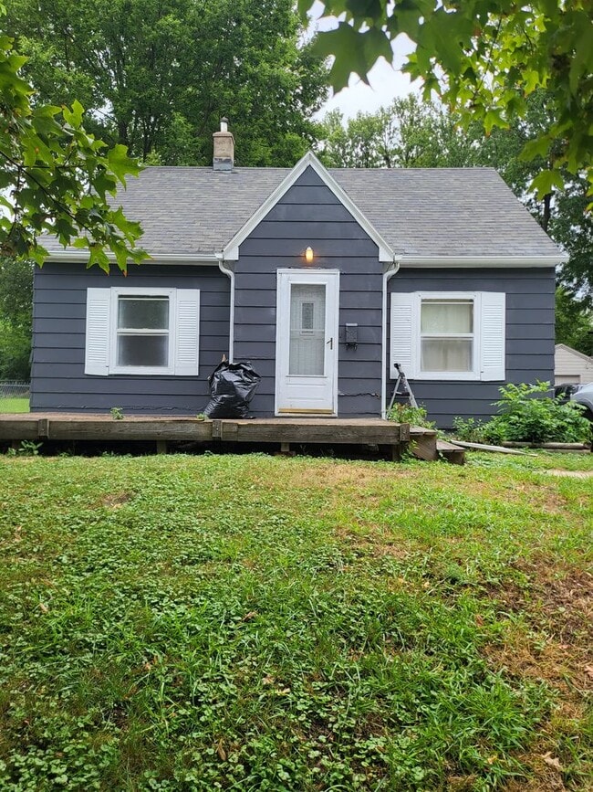 Building Photo - 2304 S Norton Ave