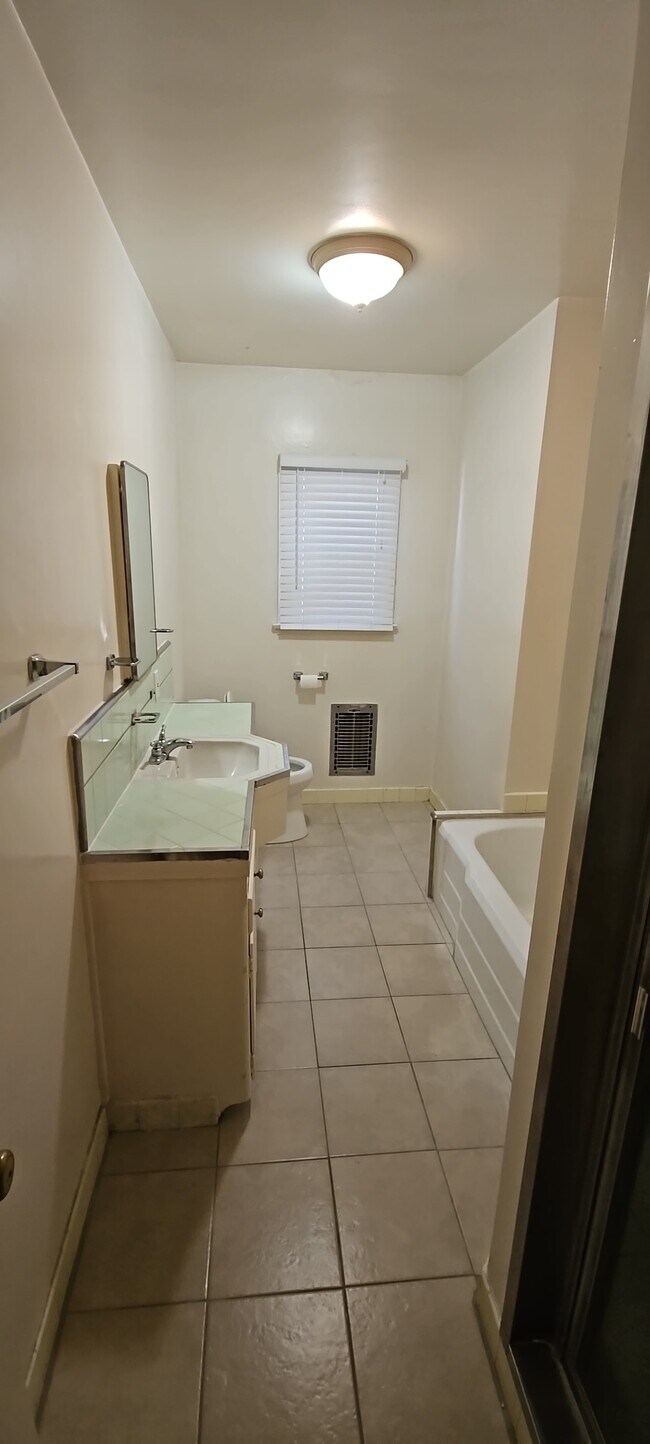 650 S Dunsmuir Ave Unit 650, Los Angeles, CA 90036 Room for Rent in