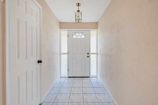 Foto del edificio - Beautiful Two Bedroom Located in a Quiet N...