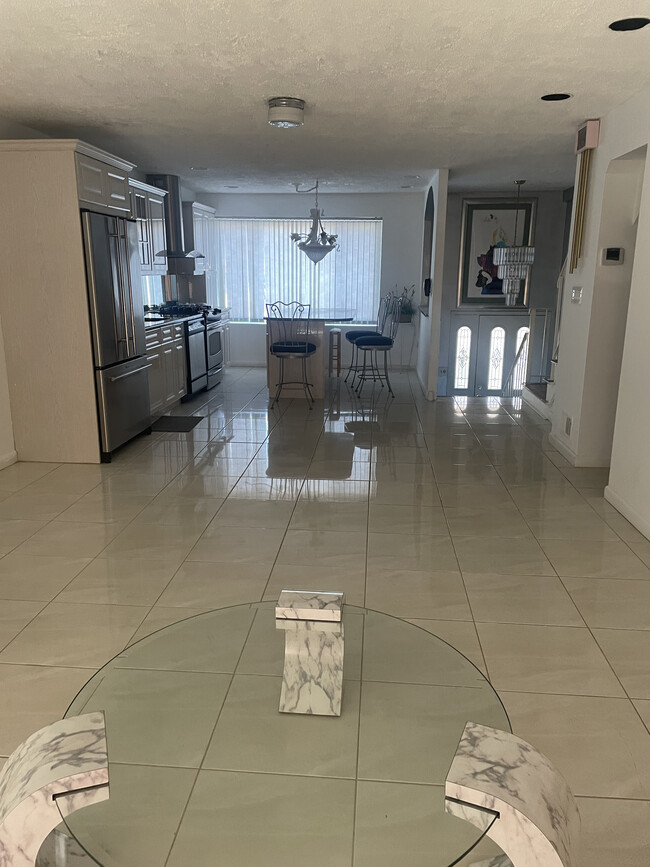 Kitchen - 204 Grasmere Dr