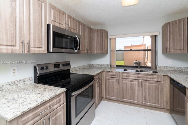 Foto del edificio - 17059 NW 60th Ct