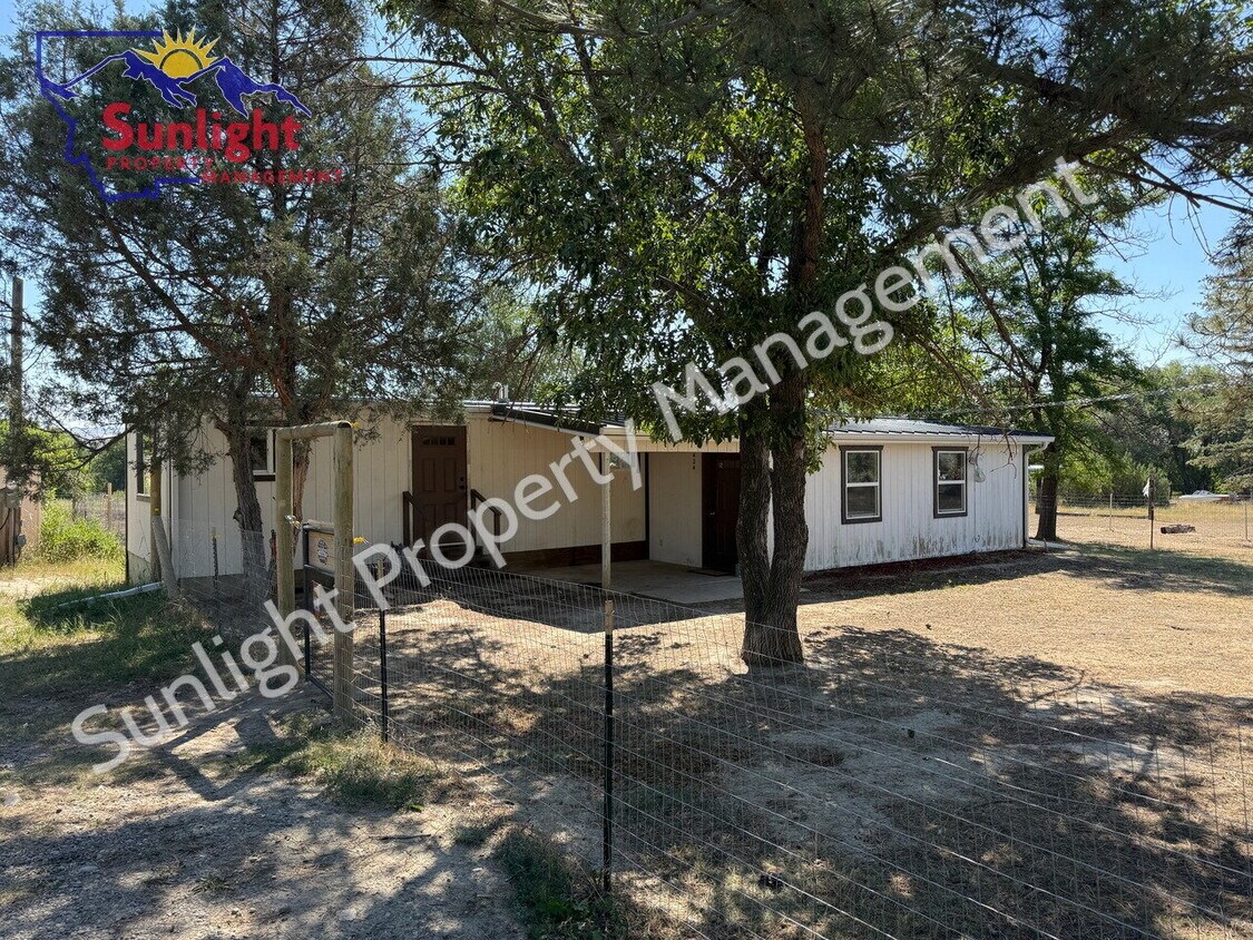 Primary Photo - Updated 3 Bedroom Mobile Home - Large Fenc...