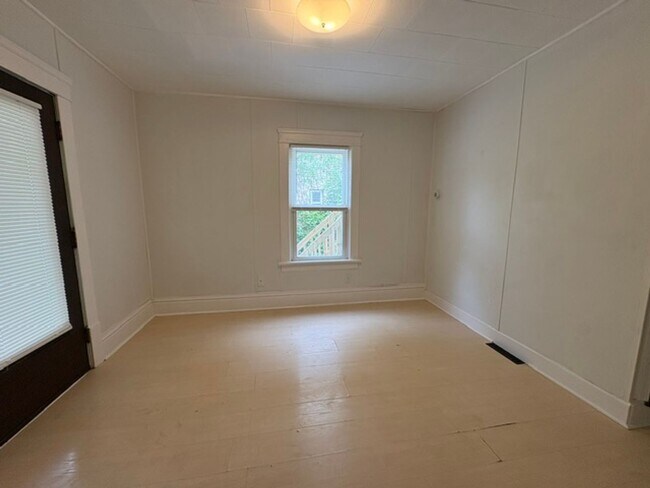 Building Photo - Updated 2-Bedroom Apartment with Spacious Rooms and Private Lower-Level Layout