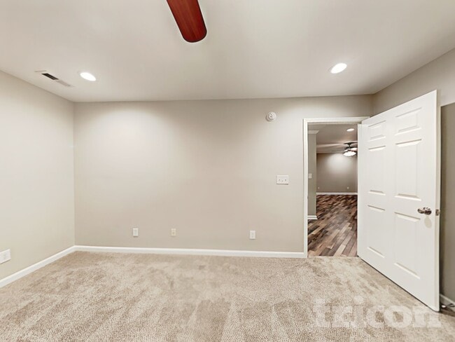 Foto del edificio - 254 Riverrun Dr