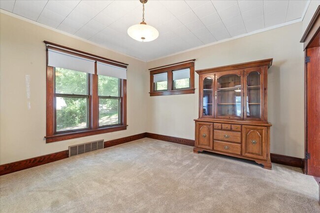 Building Photo - Spacious 4 Bedroom Home for Rent in Council Bluffs