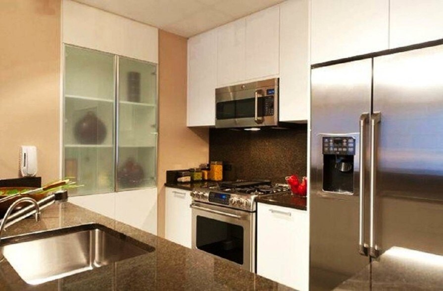 Foto principal - 321 W 38th St