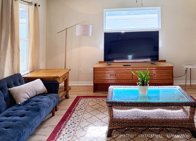 A Bright Room, with a Warm Atmosphere - 1535 N Whitney St