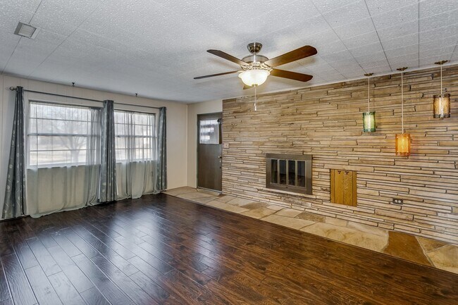 Building Photo - Very cool home with Retro feel - Check it ...