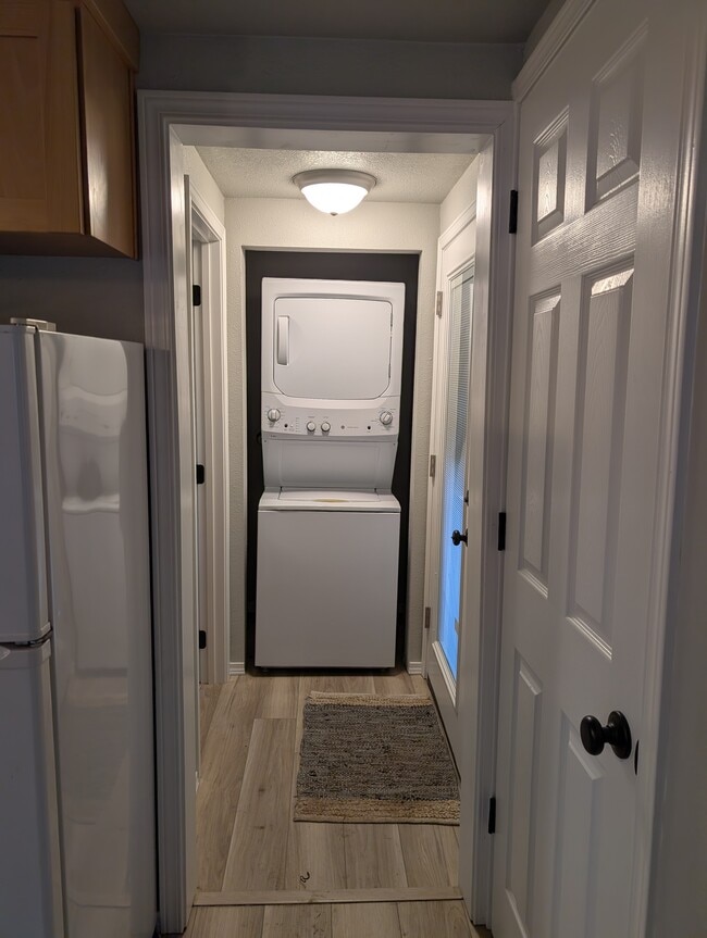 Lavadora y secadora en unidad. - 251 NW Connell Ave